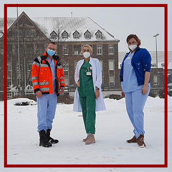 Durch den Schneesturm zum UKM: Die medizinische Fachangestellte Miriam Tölle, die gestern zu Fuß zweieinhalb Stunden zum Dienst lief, mit ihrem Kollegen Pawel Balster (l.) und Stationsleiterin Sonja Schoppmann (r.), die derzeit – wie viele andere Kolleginnen und Kollegen auch – ihr Nachtlager am UKM aufgeschlagen haben.